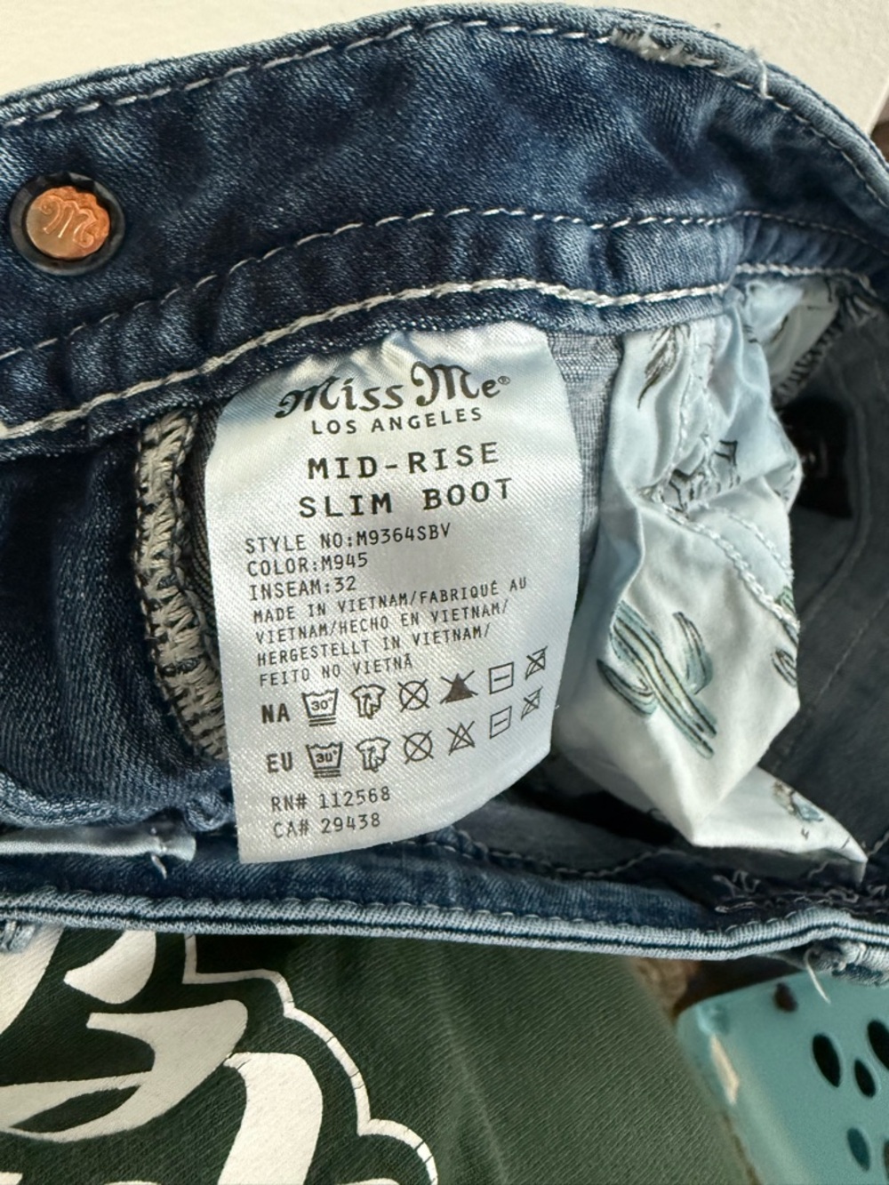 Miss Me Mid Rise Slim Boot Rhinestone Jeans SZ 26 - Picture 7 of 7